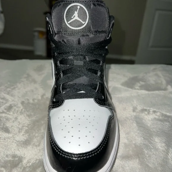 Air Jordan 1 Mid SE GS Size 5.5 Y